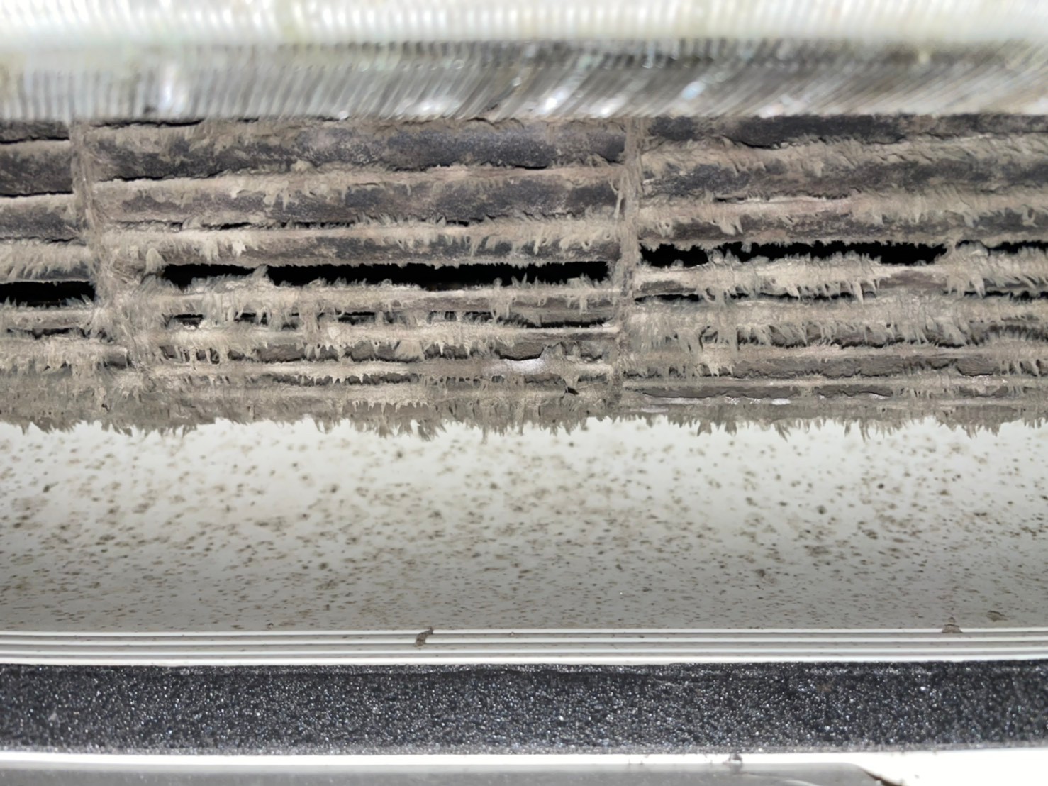 久沒清洗的冷氣鰭片積滿了灰塵黴菌,難怪發出難聞臭味!