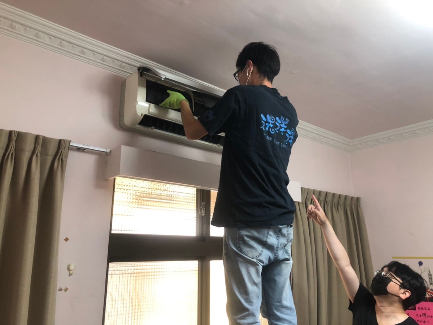 洗洋洋工作人員居家冷氣清洗,衛生安全防護層層為你把關。