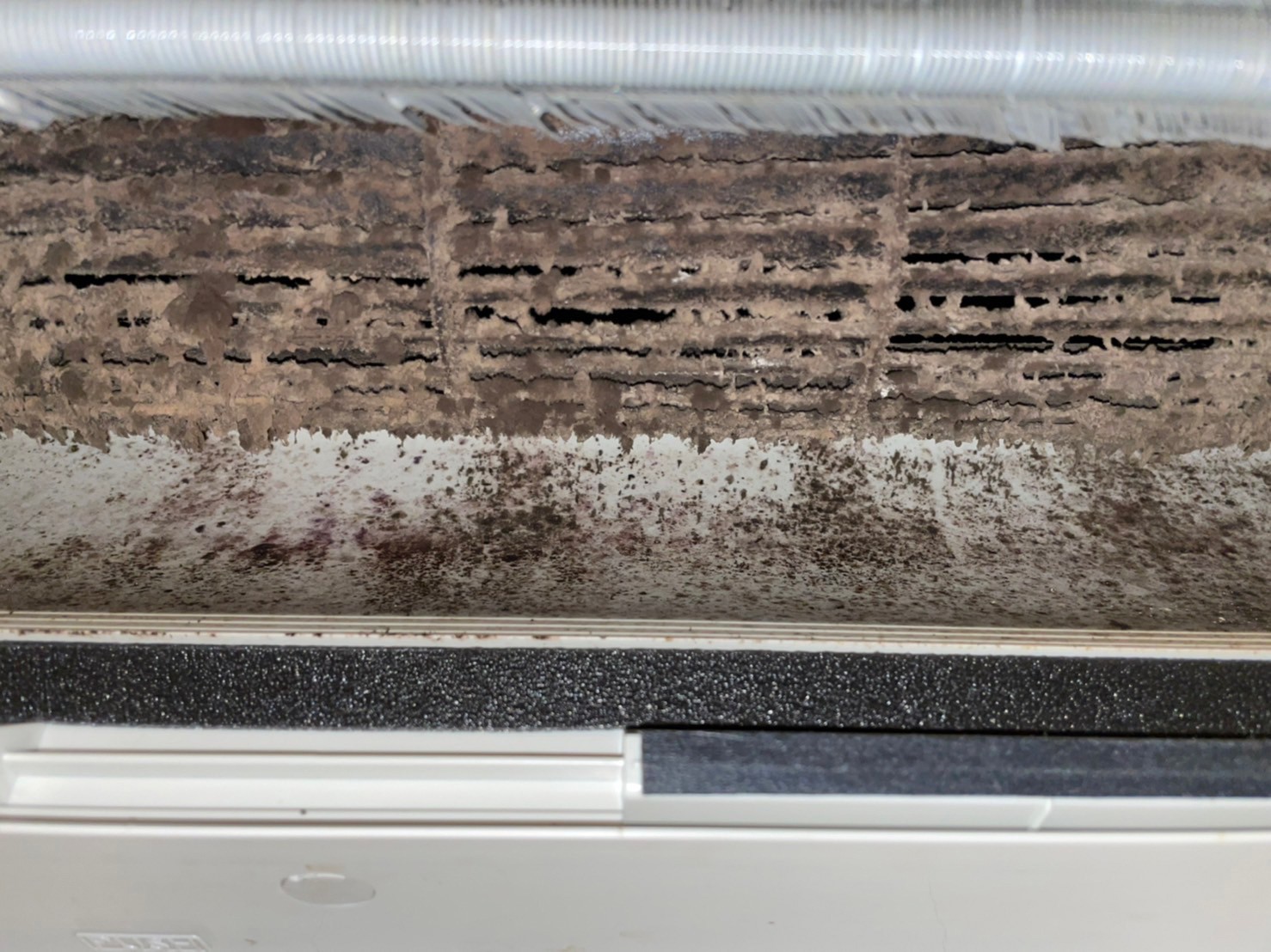 冷氣清洗前,拆開內部看到積年累月的污垢,真是觸目驚心!