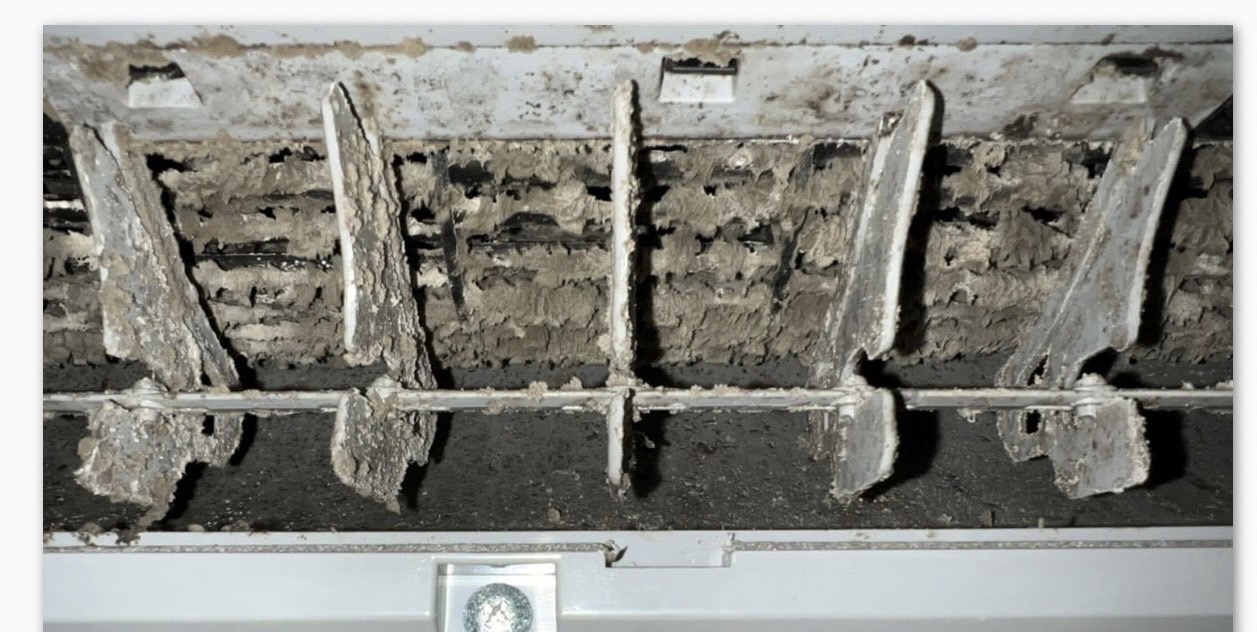 冷氣不冷,多數時候可能是冷氣太髒,髒污堵住了出風口。