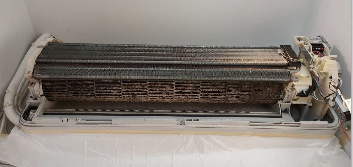 拆開冷氣,內部長期累積下來的髒污,會影響冷氣效能,導致冷氣不冷!