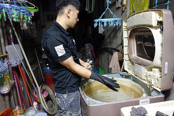 洗衣機清洗、洗衣機推薦洗洋洋,洗洋洋居家清潔的小鮮肉戴上手套要開始做洗衣機清潔囉!