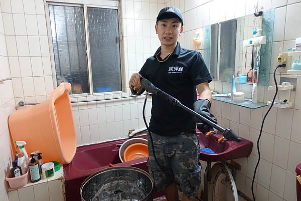 洗衣機清洗、洗衣機推薦洗洋洋,你們看像不像在消毒的?這其實是噴水機喔!擁有高壓超強水柱,零死角全面清潔,所以洗洗衣機不管怎麼難洗的汙垢都可以清洗乾淨~