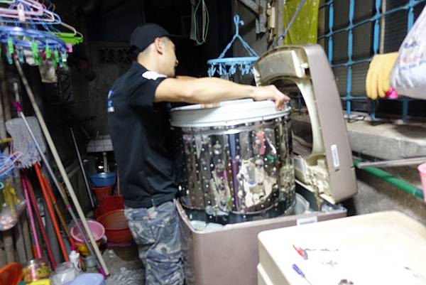 洗衣機清洗、洗衣機推薦洗洋洋,洗衣機清潔全程都不使用清潔劑還可以刷得這麼乾淨,真的必須鼓勵一下洗洋洋居家清潔的小鮮肉超認真洗洗衣機喔!