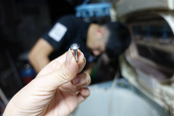 洗衣機清洗、洗衣機推薦洗洋洋,洗衣機清潔發現我原本的螺絲生鏽了,洗洗衣機安裝完後還幫我換了新的防生鏽螺絲