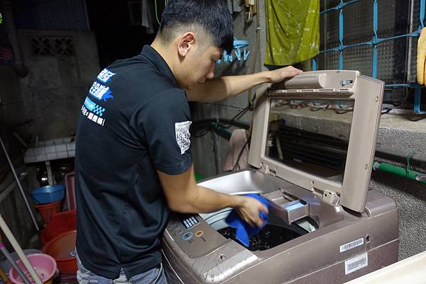 洗衣機清洗、洗衣機推薦洗洋洋,洗衣機的蓋子擦拭乾淨