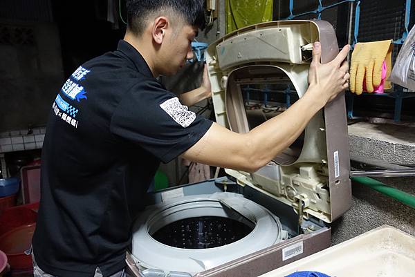 洗衣機清洗、洗衣機推薦洗洋洋,洗衣機清潔再來是把螺絲釘先拆下來
