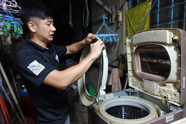 洗衣機清洗、洗衣機推薦洗洋洋,洗衣機這上面是累積了10幾年的陳年汙垢!