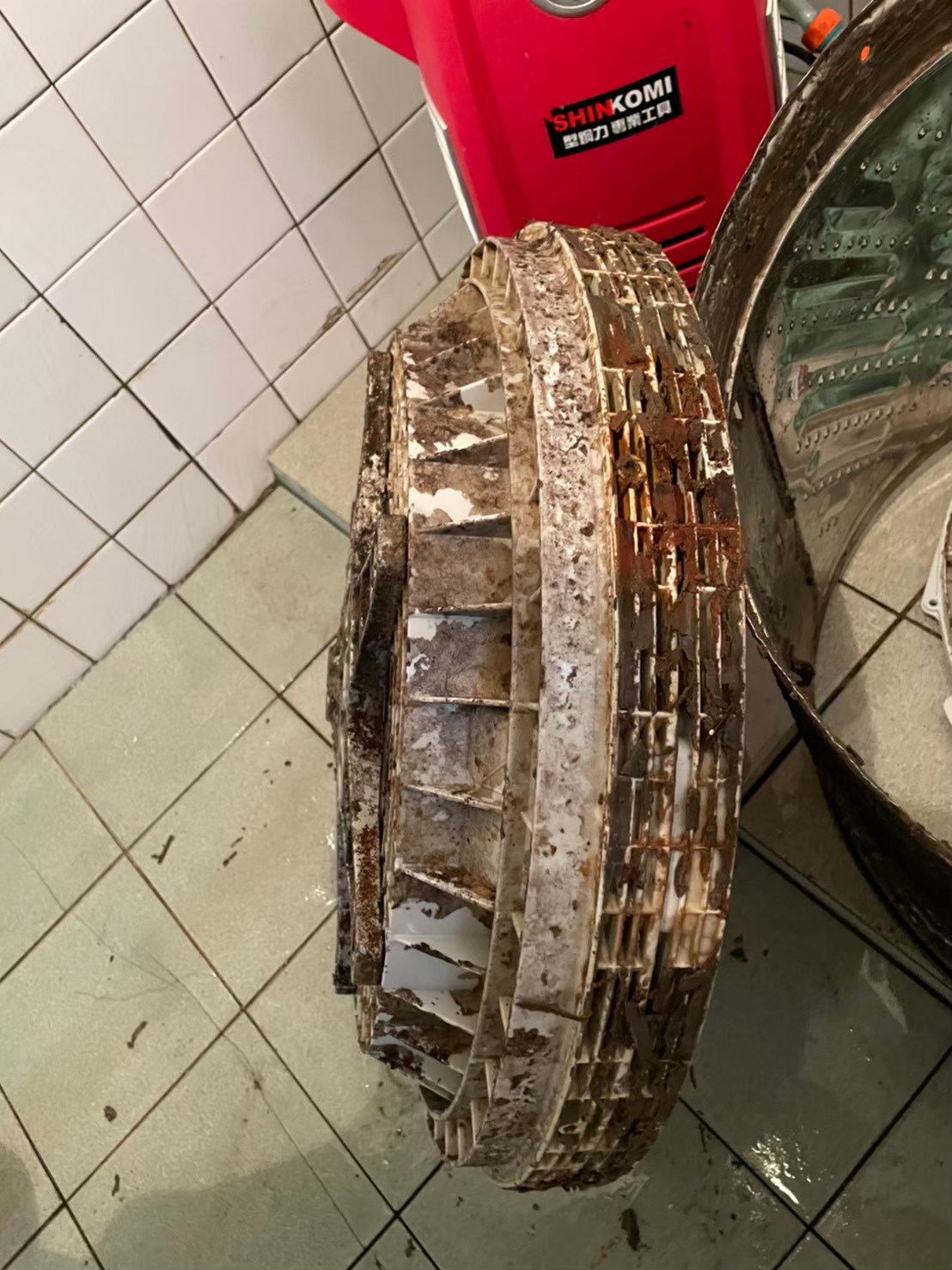 三年沒有清洗洗衣機，細菌含量高達70多萬，是馬桶的530倍，內槽久未清洗，一拆驚人髒污，是衣服洗不乾淨之關鍵。