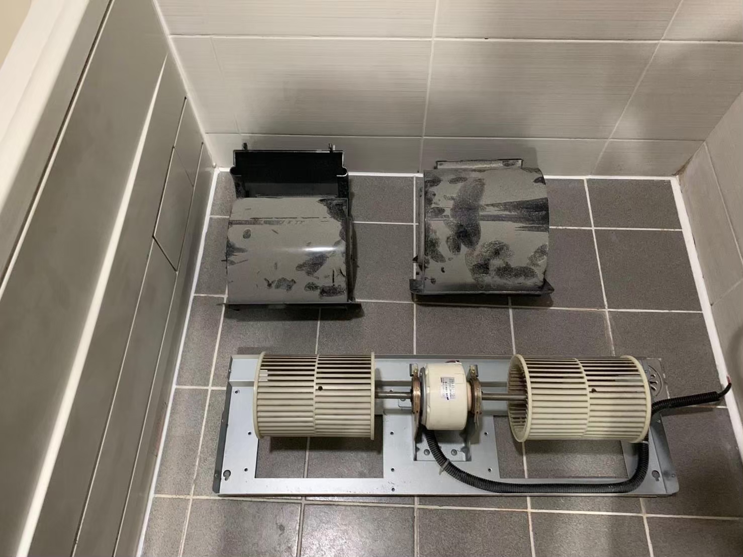 新竹洗冷氣推薦品牌洗洋洋居家清潔,作為全臺首選的冷氣清洗、洗衣機清洗專家,一直秉承著為新竹冷氣清洗客戶提供最優質的服務理念。他們擁有經驗豐富的專業清洗團隊,被新竹冷氣清洗客戶親切地稱為「洗洋洋清洗特攻隊」。這支隊伍不僅技術專業,更以細緻入微的服務態度,確保每一次清洗都能達到新竹冷氣清洗客戶的滿意,絕對是優質的新竹冷氣清洗公司。