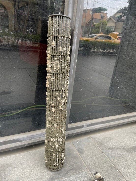 清洗前的分離式冷氣風鼓堆滿灰塵與黴斑，雲林潮濕氣候容易造成冷氣內部髒污，影響出風品質與冷房效率。