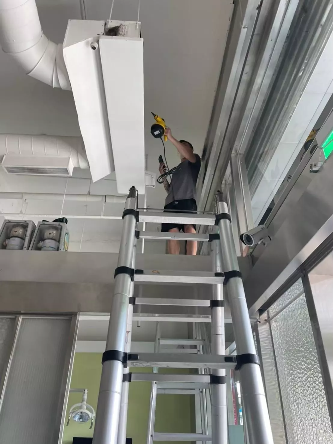 需要技術人員具備更高的安全意識，高空作業本身具有一定的危險性，任何疏忽都可能導致意外事故，所以大金吊隱藏式冷氣清洗價格也會比較高。