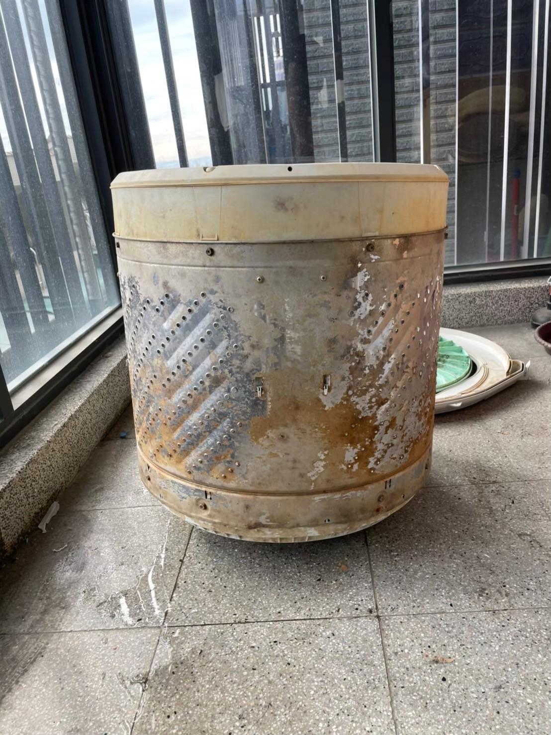 洗衣機越髒，洗衣機內的零件耗損就會越大；反之，洗衣機越乾淨，運轉越高效，洗衣機就不需要耗費額外的水、電力，克服洗衣機內部的汙垢阻力。