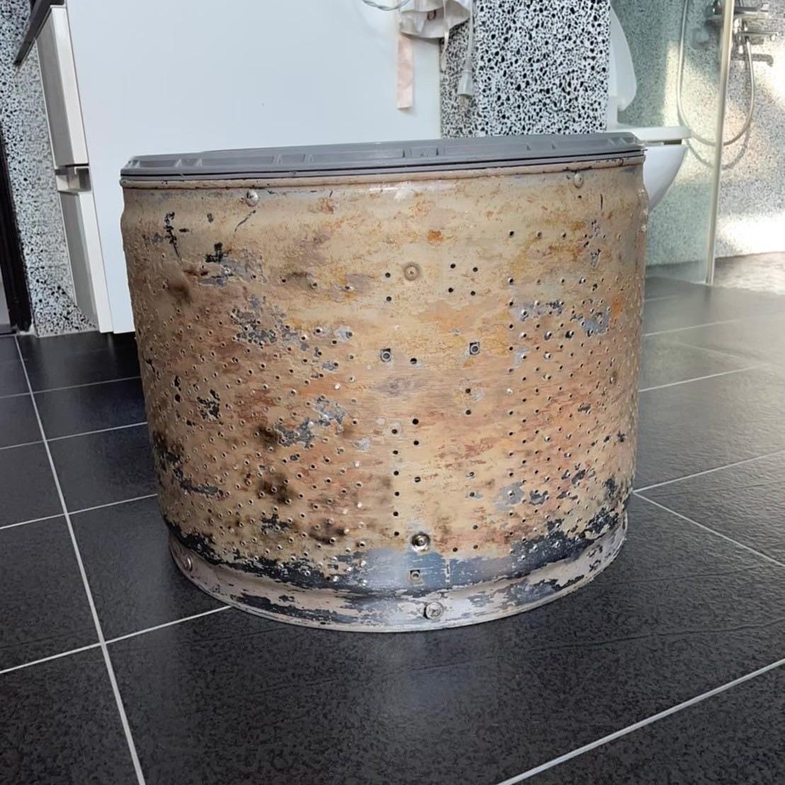 如果是自己住在台北清洗洗衣機,大約2~3個月洗一次即可。不過自己清洗只能洗到洗衣機的內槽,只能做日常保養。台北洗衣機清洗大約半年到一年至少要洗一次。