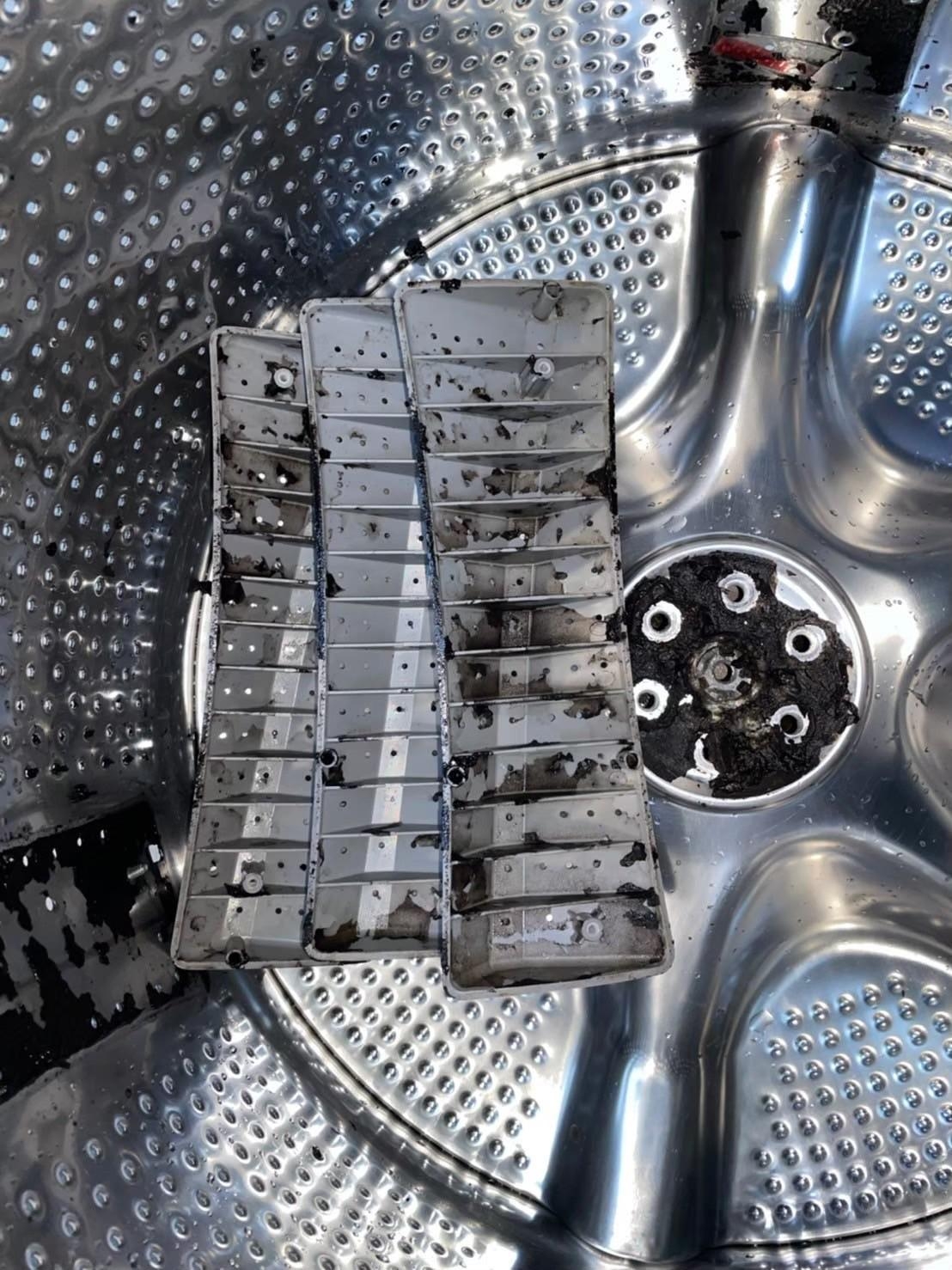 洗衣機清洗過程中，師傅將內部零件拆開檢視，平時看不到的地方一次處理，讓桃園市洗衣機清洗不只是表面整理。