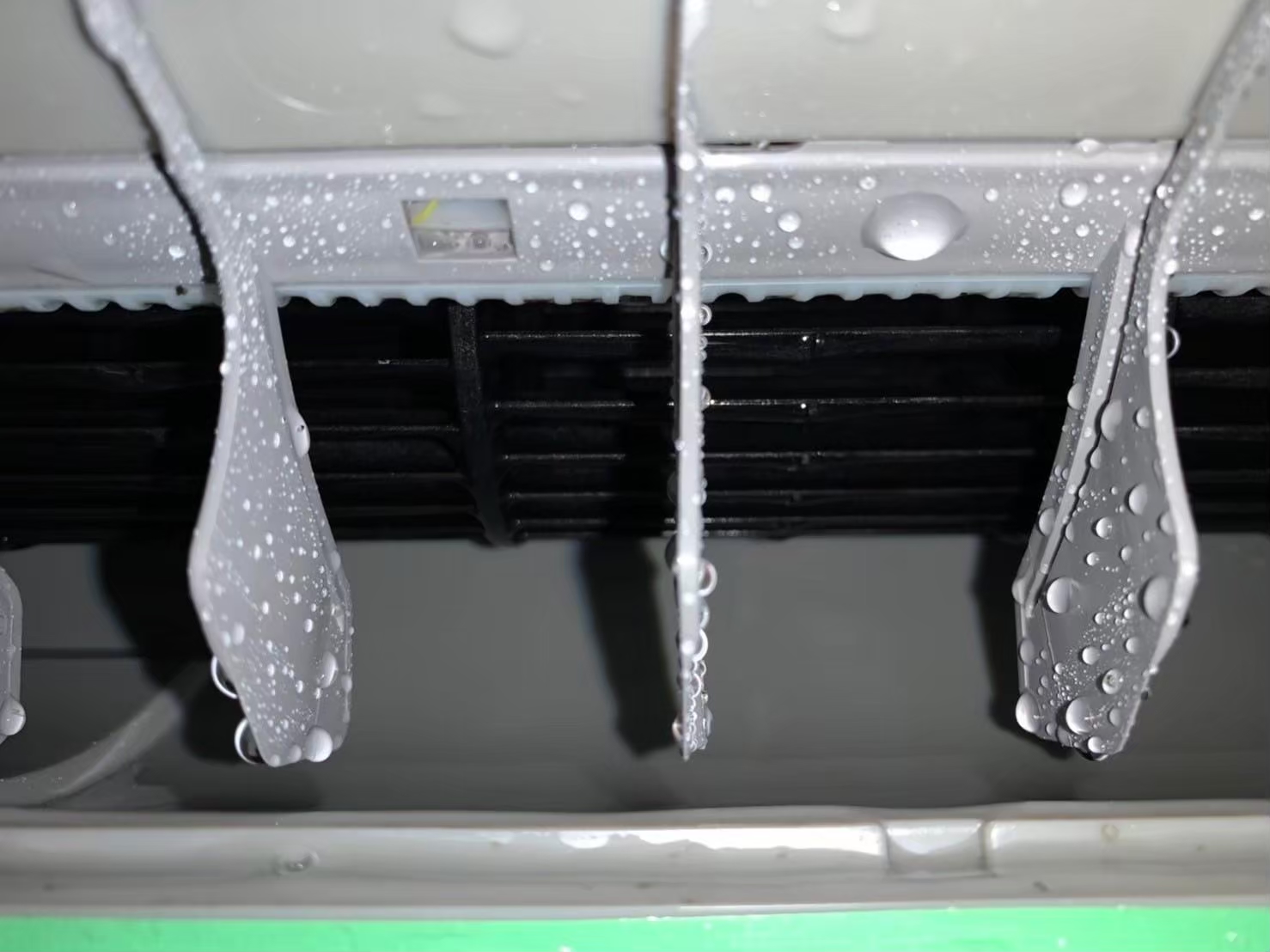 一旦發現日立冷氣漏水，首先要做的就是及時關閉冷氣電源，避免日立冷氣漏水情況進一步惡化。同時，也可以避免電器短路等安全隱患。