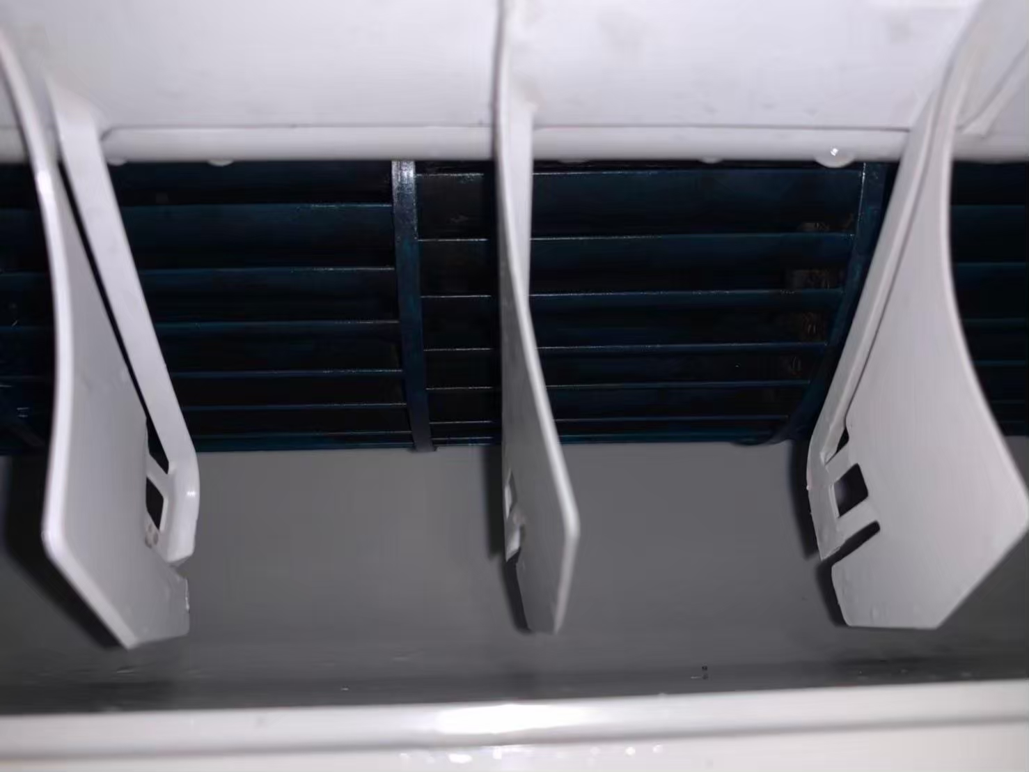 在這個空氣溫度轉換的過程中，會產生水珠，而集水盤和排水管就是為了要排除這些多餘的水，如果銜接不良，就會讓這些水分無法有效排除，進而導致水分積累在冷氣室內機，而產生冷氣滴水的情況。