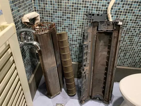 淡水冷氣尚未清洗前的內部狀況，長時間使用後容易累積灰塵與髒污，透過專業冷氣清潔流程，讓後續清洗更有依據。