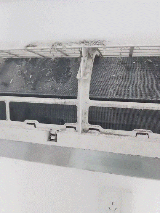 冷氣機裡的這些污垢還會增加設備的能耗，讓電費嗖嗖往上漲。更糟糕的是，如果不及時清洗，冷氣機還可能出現故障，維修費用有時可不是一筆小數目。所以，冷氣機清洗真的非常重要，最好每年至少清洗一次。