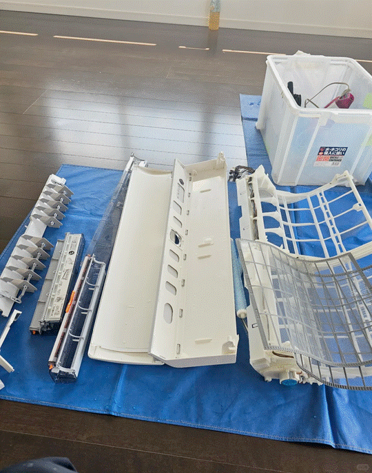 東元冷氣滴水很可能是冷氣內部堵塞或結霜導致的。東元冷氣滴水時，及時清洗冷氣就顯得尤為重要。