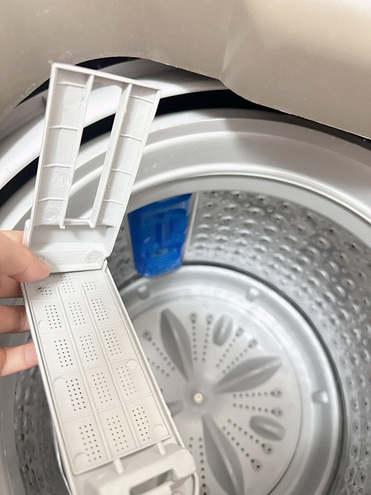 有位寶媽發現孩子總是皮膚過敏，最後追蹤到根源竟是三年未清潔的洗衣機，專業洗衣機清洗服務團隊從排水泵裡清出半杯混著蟎蟲屍體的污泥。