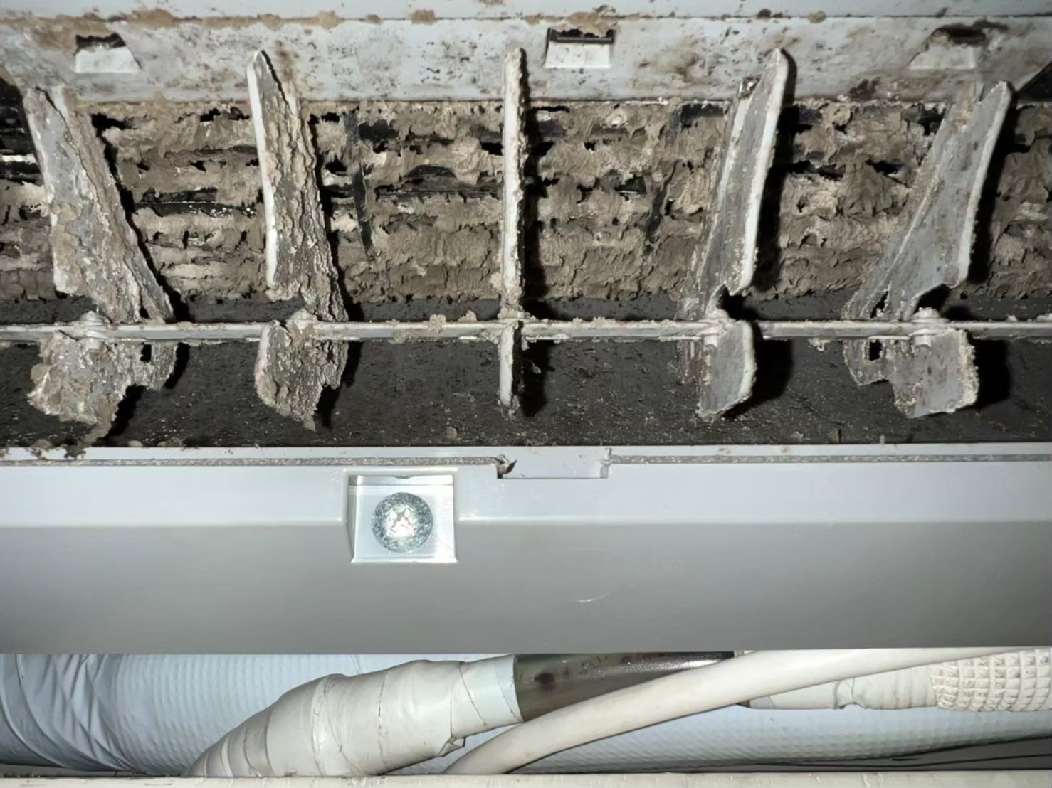 1對2冷氣一台不冷，還有可能是空調的濾網堵塞了。濾網就像是冷氣的「口罩」，時間一長，上面就會堆滿灰塵、毛髮這些髒東西。要是不及時清理，就會阻礙空氣流通，冷氣吹不出來，製冷效果變差，自然就出現1對2冷氣一台不冷。