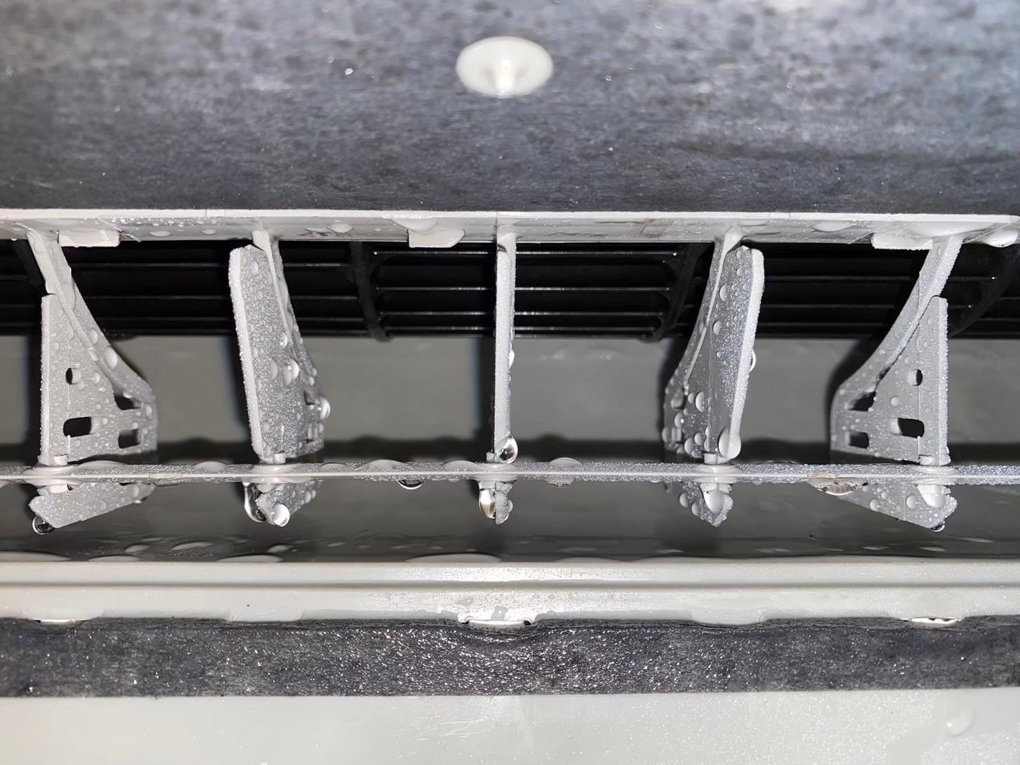 如何解決冷氣機滴水？如果經濟實力允許，建議經常找專業冷氣清洗團隊洗空調，你們可能會問，冷氣清洗和冷氣機滴水有什麼關係呢？其實啊，關係可大了。