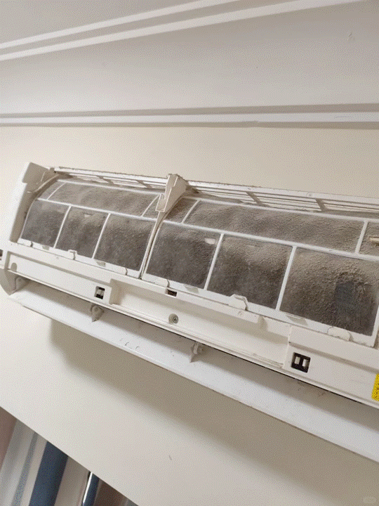 冷氣怎麼自己清洗？通過專業的清洗設備和清洗劑，可以徹底清除冷氣內部的灰塵、細菌和黴菌等污染物，讓冷氣恢復清新。