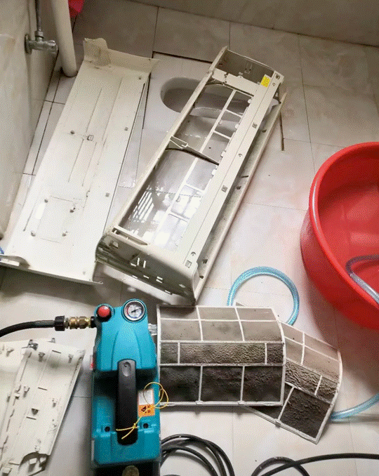 每到夏天總有人疑惑「冷氣清洗有什麼好處？」、「洗冷氣真的有必要嗎？」。其實冷氣清洗帶來的效益遠超多數人想像，本文將從專業角度解析「冷氣清洗好處」，全面了解這項保養工程如何影響日常生活與家庭健康。