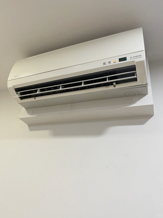 說到冷氣省電，大家最常問的問題就是，「分離式冷氣真的比較省電嗎？」答案是肯定的。分離式冷氣的設計讓壓縮機放在室外，運轉時更有效散熱，加上多數採用「變頻技術」，可以根據室內溫度自動調整運轉速度。