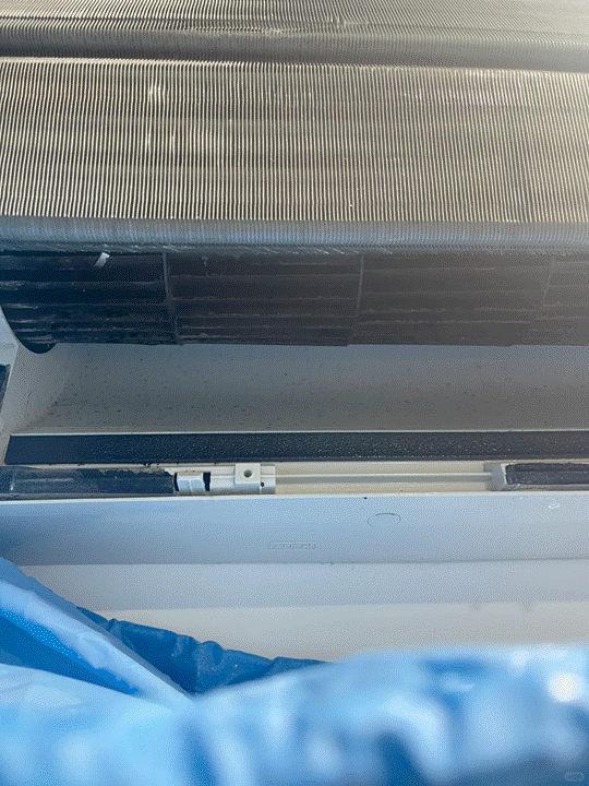 冷氣在夏天的重要性不言可喻，冷氣用了兩、三年後，是不是感覺冷氣製冷效果變差了，還有股難聞的黴味？這時候，清潔冷氣就刻不容緩啦！今天就來聊聊清潔冷氣要注意的技巧，特別是怎麼拆冷氣機外殼和冷氣黴味處理。