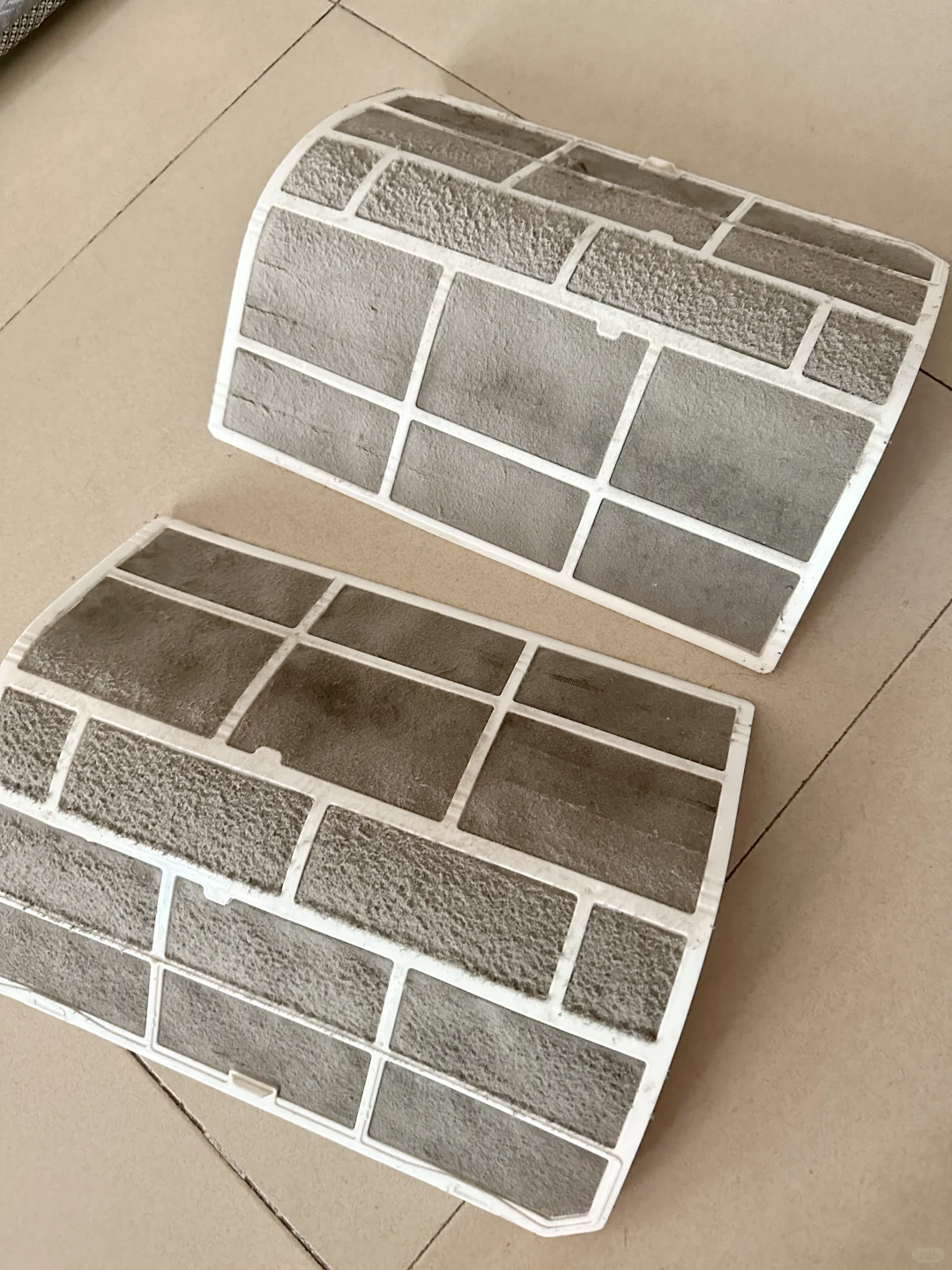 如果是冷氣集水器漏水，可能是集水盤老化開裂，或者連接管松脫。這時候先檢查集水器位置是否傾斜，排水孔有沒有被灰塵堵住。自己動手的話，可以用軟毛刷清理排水口，再用清水沖洗集水盤，80%的冷氣集水器漏水問題都能解決！