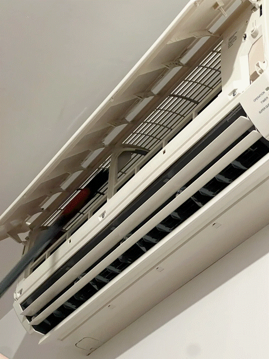 夏日的悶熱讓人離不開冷氣，但很多人發現，長時間沒開的冷氣剛啟動時總有一股怪味，風量也變小了，甚至吹出的冷氣帶著灰塵。這背後其實隱藏著一個重要問題——冷氣太久沒開導致的內部污垢堆積。想要冷氣高效又健康地工作，室內機清洗和冷氣清潔保養絕對不能忽視！