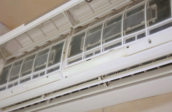 為什麼吹冷氣會過敏特別嚴重？因為冷氣房通常門窗緊閉，過敏原甚至可能比待在戶外還要多！為什麼吹冷氣會過敏？當冷氣吹出帶有黴菌孢子、塵蟎排泄物的空氣，免疫系統就會啟動防禦機制，用打噴嚏、流眼淚等方式試圖排出異物。為什麼吹冷氣會過敏？更可怕的是，這些微粒小到能直達肺部，可能引發氣喘或慢性咳嗽，絕不是「忍一忍就過去」的小問題！為什麼吹冷氣會過敏？