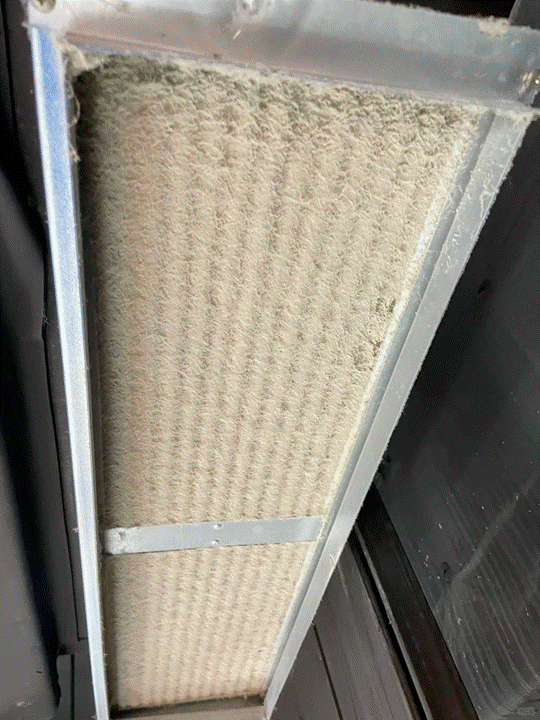 有些物業人員發現排水不暢就急著用鐵絲捅，這種大樓冷氣排水管阻塞處理方式反而會把水管捅裂了，最後只能花大價錢更換冷氣水管，這種大樓冷氣排水管阻塞處理方式真的虧大了！