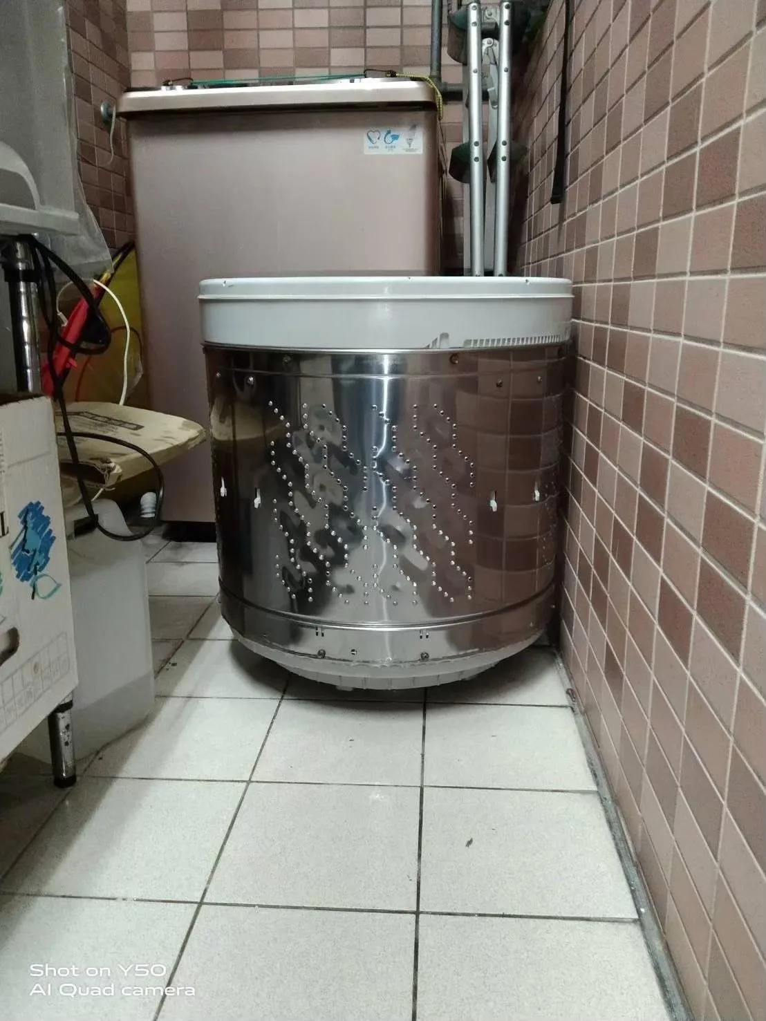 洗衣機滾筒清洗前後對比明顯，原本累積的髒污與殘留物經過專業清潔後徹底去除，內部變得乾淨清爽，整體效果差很多，使用起來更安心。