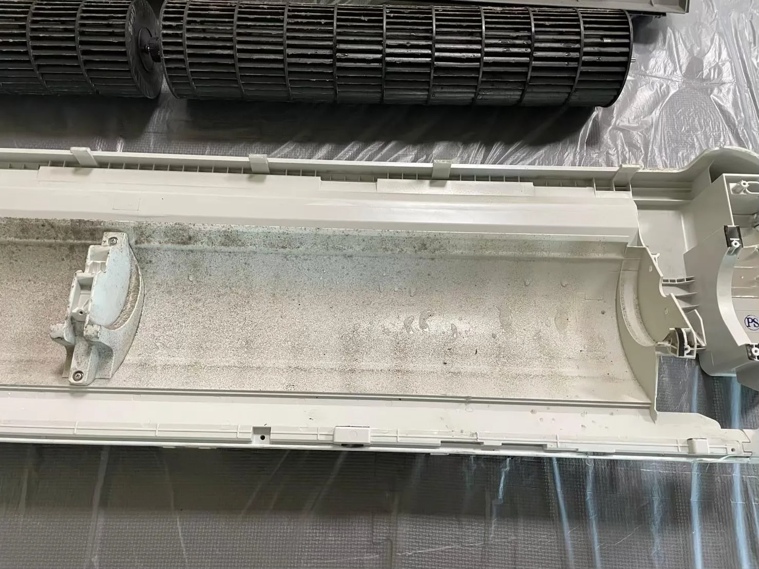 專業技師認真清洗冷氣，細心拆卸外殼與風鼓，高壓水柱深層除塵去汙，確保冷氣潔淨如新、運轉順暢又更省電。